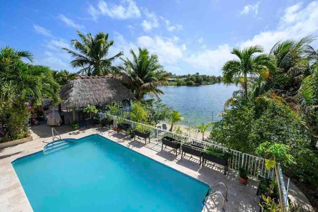 Lakefront Duplex With Pool Between Miami & Florida Keys 4 Bedroom 2 Bathroom Cutler Bay Exterior photo